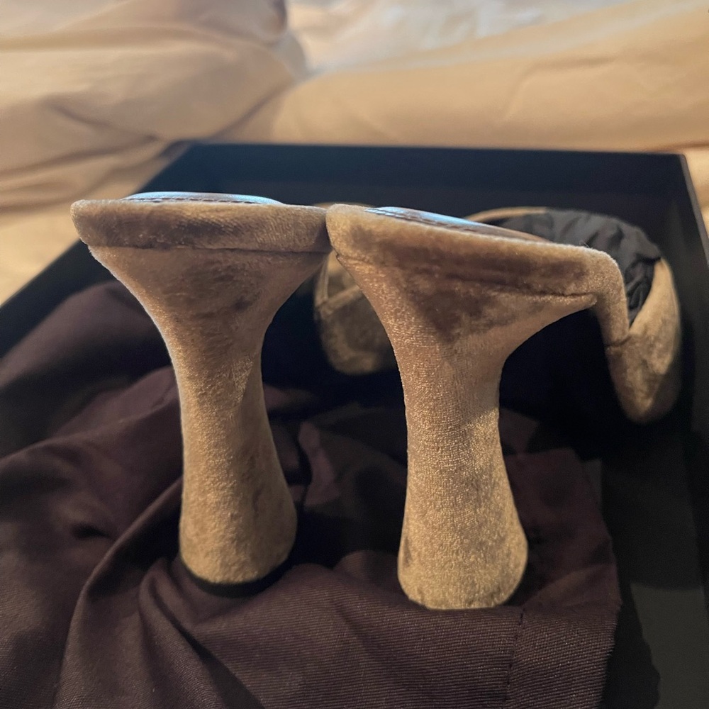 NIB YSL Saint Laurent dove grey velour heels size 36 - Picture 6 of 10